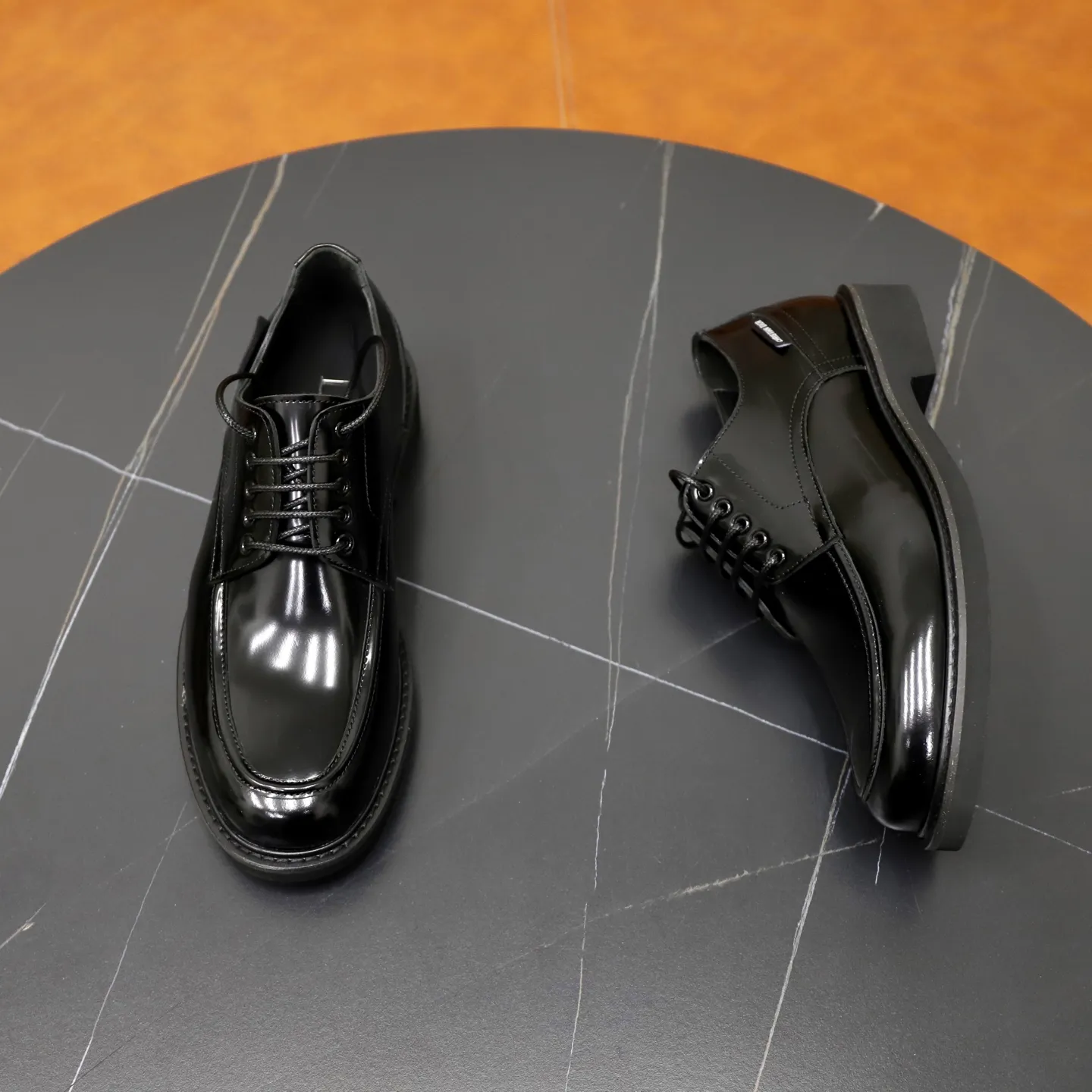 Factory price: 640💰Top original order Brand: Dior DIOR Standard code: Men's size 39-44 (38/45/can be customized) Grade: Same style as the official website Original order quality Material: Original cowhide Water-dyed cowhide lining Original distinguished outsole Style category: Men's fashionable casual leather shoes Distinguished big-name luxury elements top luxury Color: Color of the actual picture